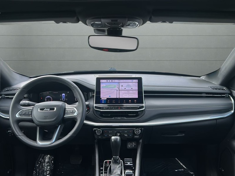 Jeep Compass Vehicle Full-screen Gallery Image 16