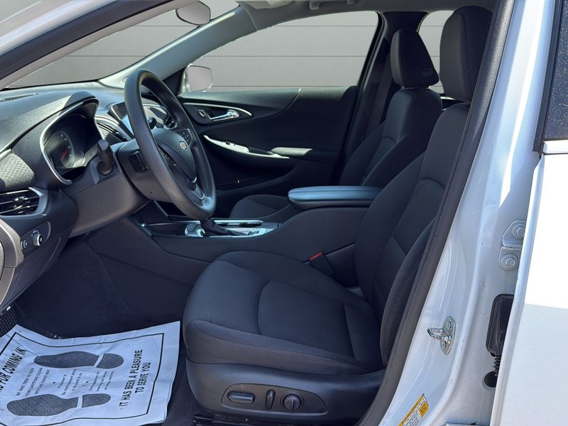 Chevrolet Malibu Vehicle Full-screen Gallery Image 10