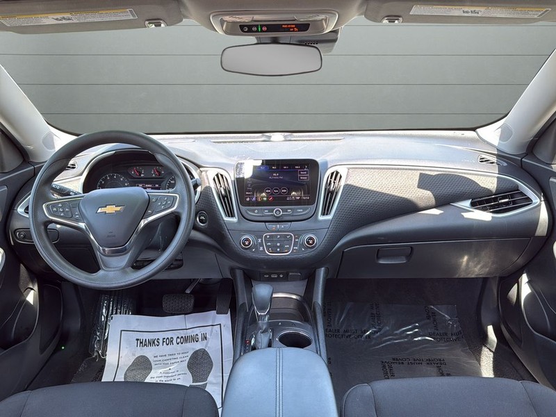 Chevrolet Malibu Vehicle Full-screen Gallery Image 12