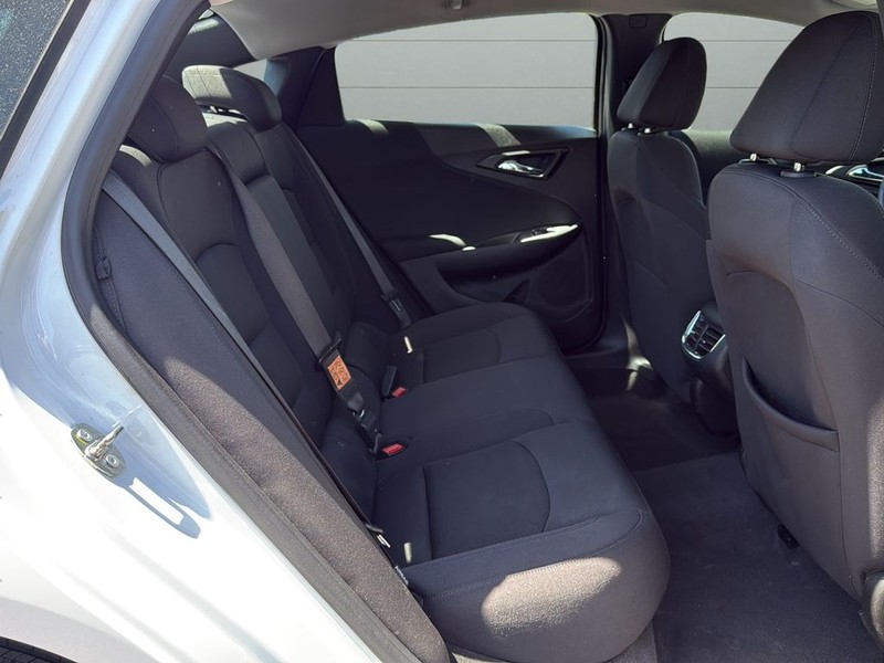 Chevrolet Malibu Vehicle Full-screen Gallery Image 14