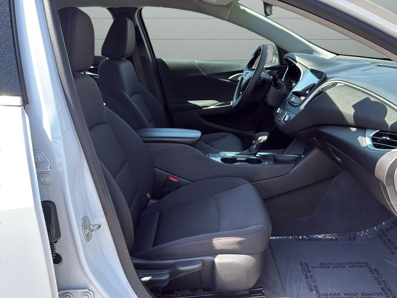 Chevrolet Malibu Vehicle Full-screen Gallery Image 15