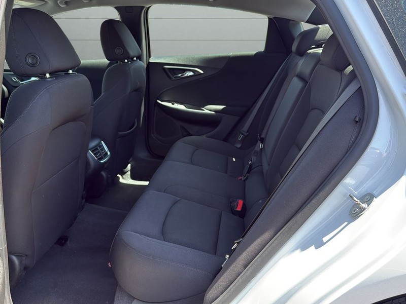 Chevrolet Malibu Vehicle Full-screen Gallery Image 16