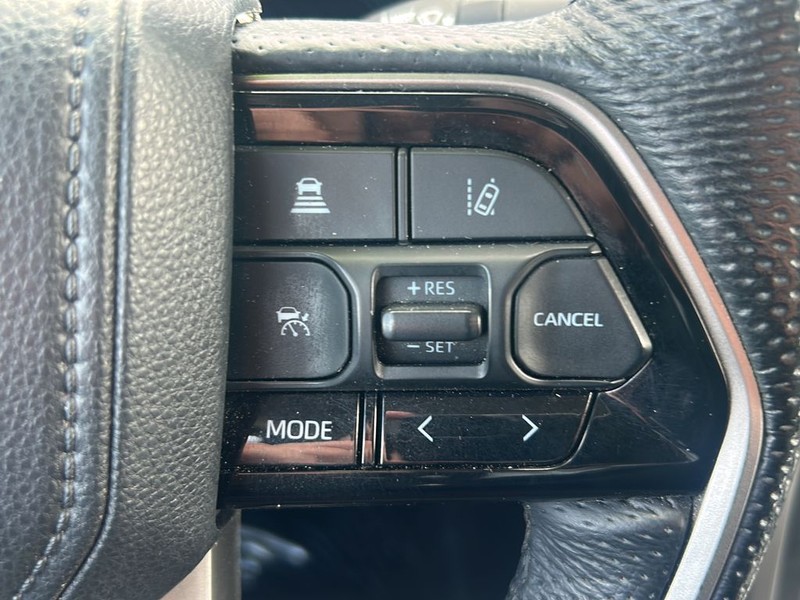 Toyota Tundra 4WD Vehicle Full-screen Gallery Image 16