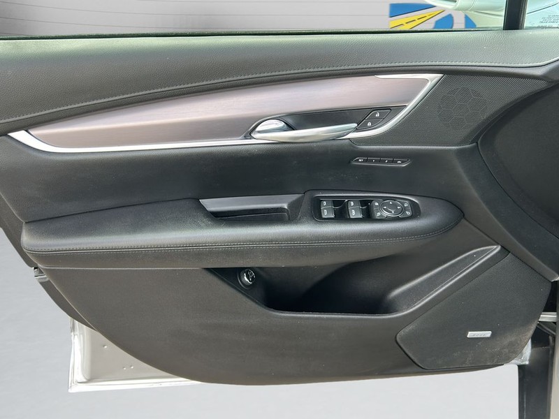 Cadillac XT5 Vehicle Full-screen Gallery Image 09