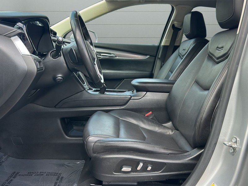Cadillac XT5 Vehicle Full-screen Gallery Image 10