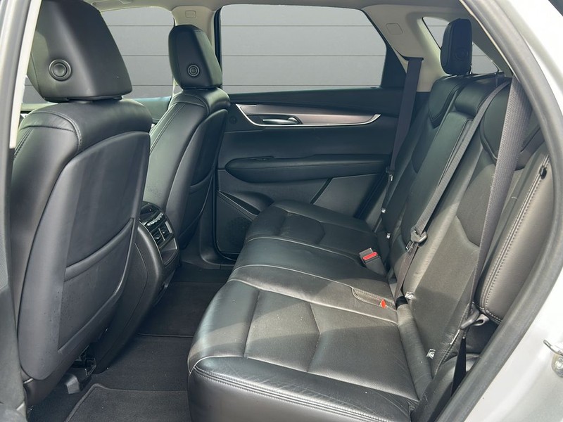 Cadillac XT5 Vehicle Full-screen Gallery Image 11