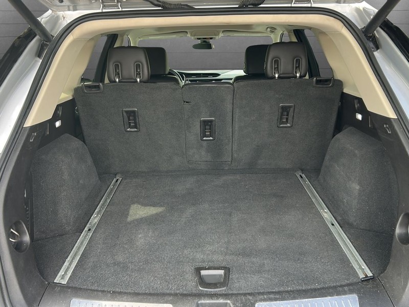 Cadillac XT5 Vehicle Full-screen Gallery Image 12