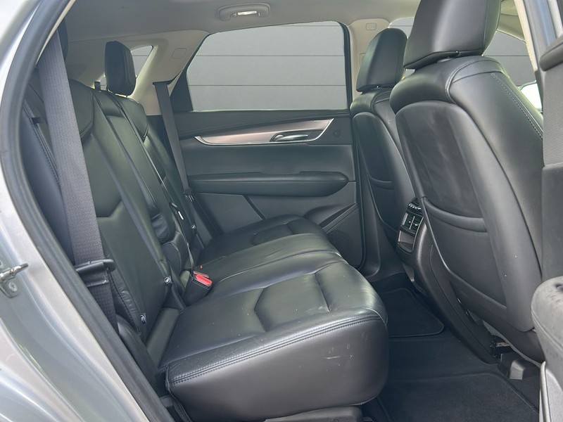 Cadillac XT5 Vehicle Full-screen Gallery Image 13