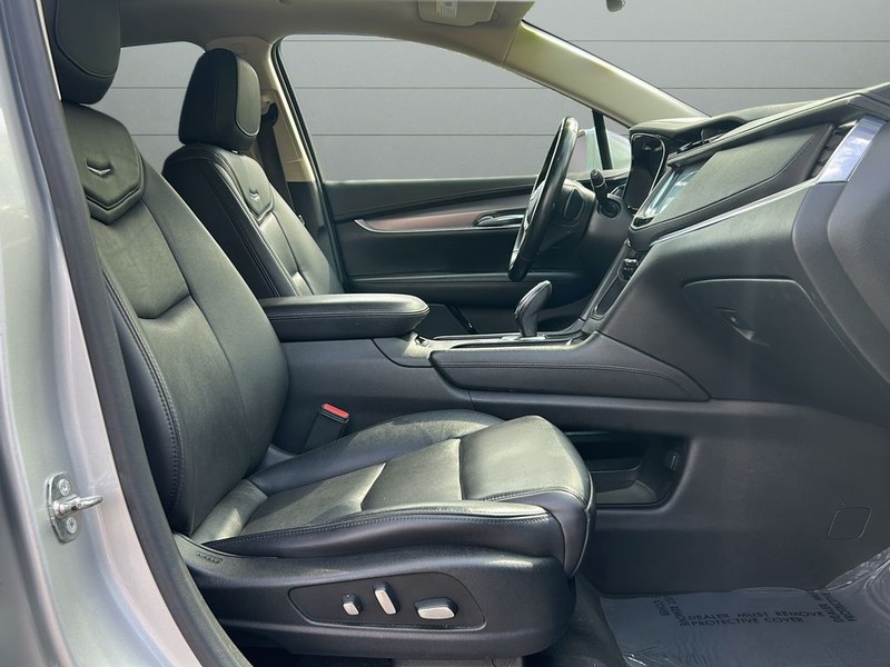 Cadillac XT5 Vehicle Full-screen Gallery Image 14