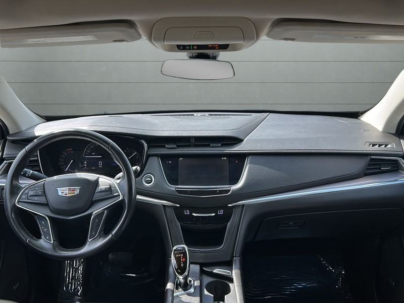 Cadillac XT5 Vehicle Full-screen Gallery Image 15