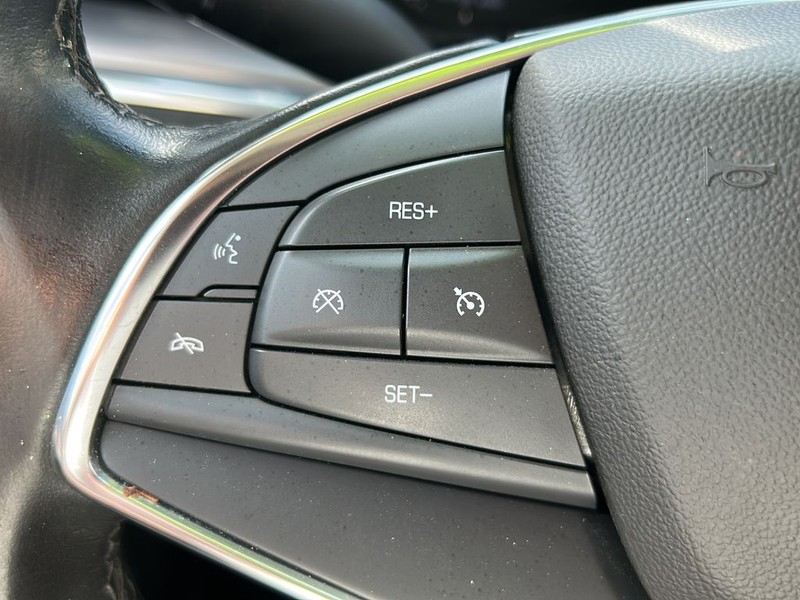 Cadillac XT5 Vehicle Full-screen Gallery Image 16