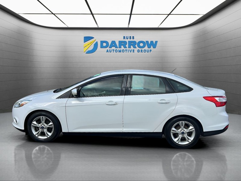Ford Focus Sedan Vehicle Full-screen Gallery Image 2