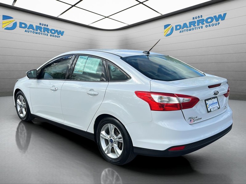 Ford Focus Sedan Vehicle Full-screen Gallery Image 3