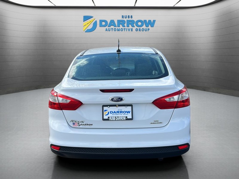 Ford Focus Sedan Vehicle Full-screen Gallery Image 4