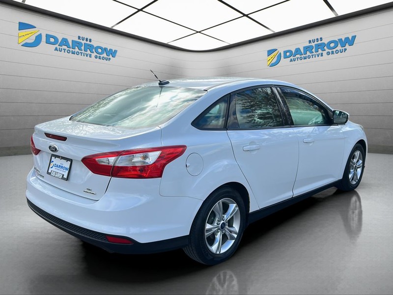 Ford Focus Sedan Vehicle Full-screen Gallery Image 5
