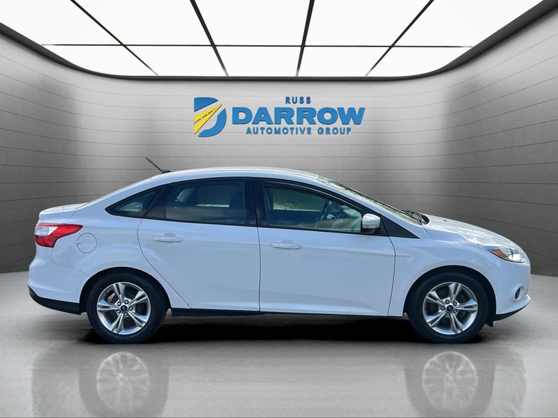 Ford Focus Sedan Vehicle Full-screen Gallery Image 6