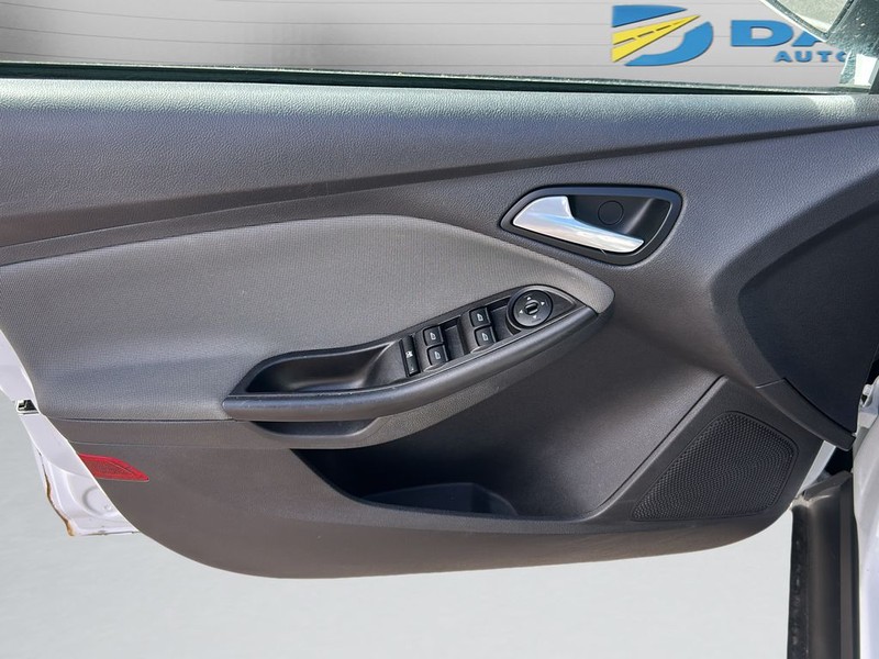 Ford Focus Sedan Vehicle Full-screen Gallery Image 9