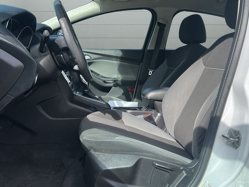Ford Focus Sedan Vehicle Full-screen Gallery Image 10