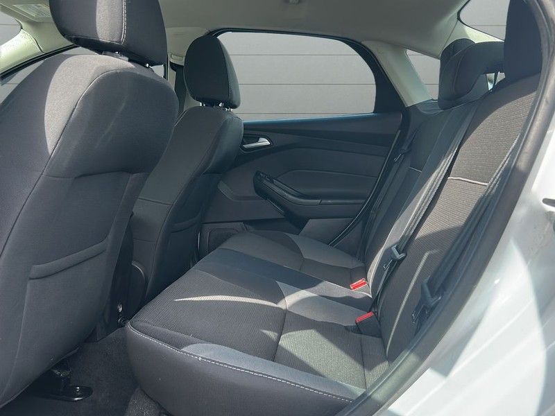 Ford Focus Sedan Vehicle Full-screen Gallery Image 11