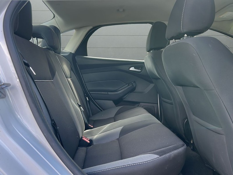 Ford Focus Sedan Vehicle Full-screen Gallery Image 12