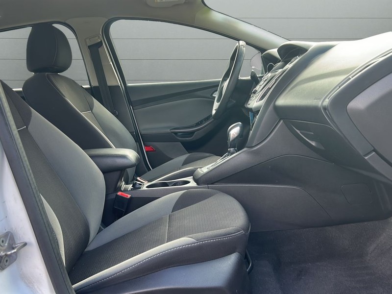 Ford Focus Sedan Vehicle Full-screen Gallery Image 13