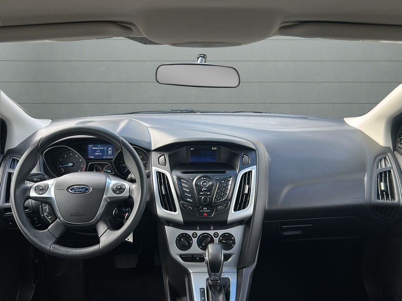 Ford Focus Sedan Vehicle Full-screen Gallery Image 14