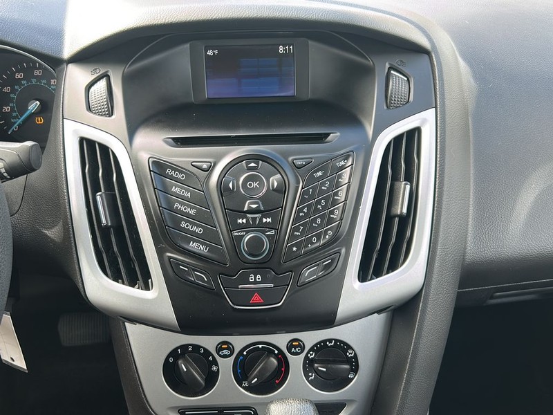 Ford Focus Sedan Vehicle Full-screen Gallery Image 18