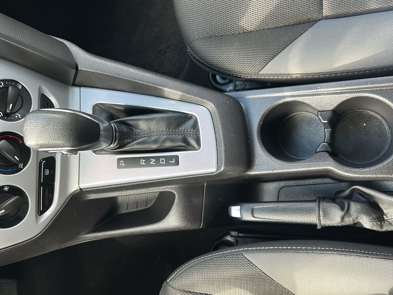 Ford Focus Sedan Vehicle Full-screen Gallery Image 19