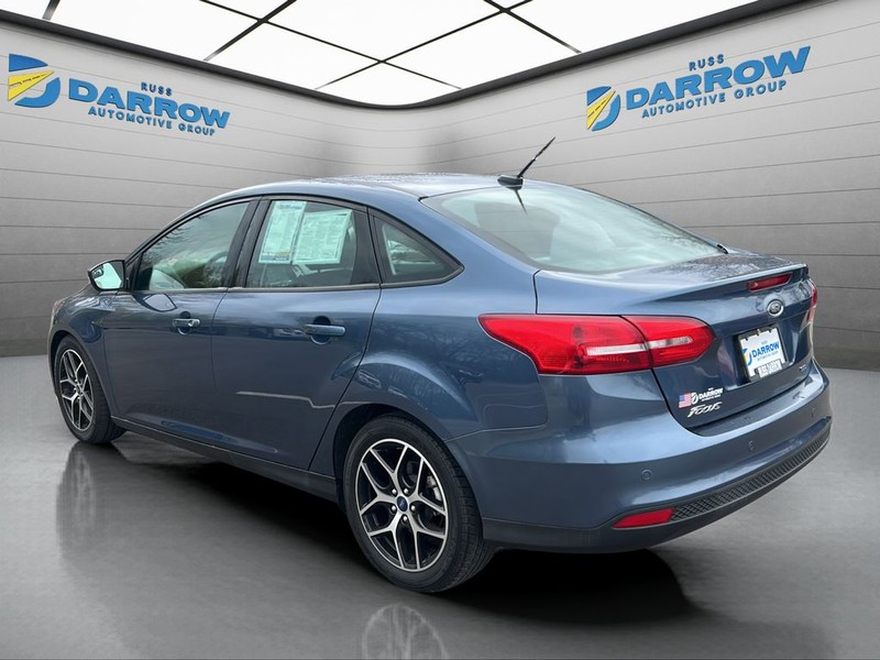 Ford Focus Sedan Vehicle Full-screen Gallery Image 3