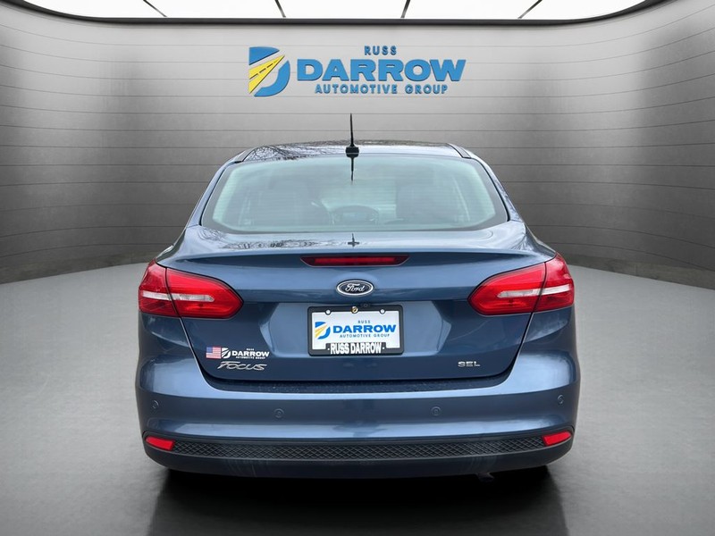 Ford Focus Sedan Vehicle Full-screen Gallery Image 4