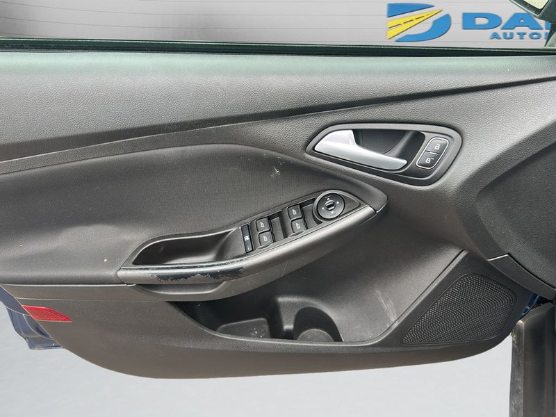 Ford Focus Sedan Vehicle Full-screen Gallery Image 9