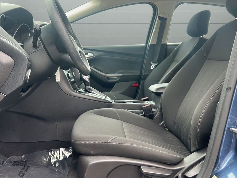 Ford Focus Sedan Vehicle Full-screen Gallery Image 10