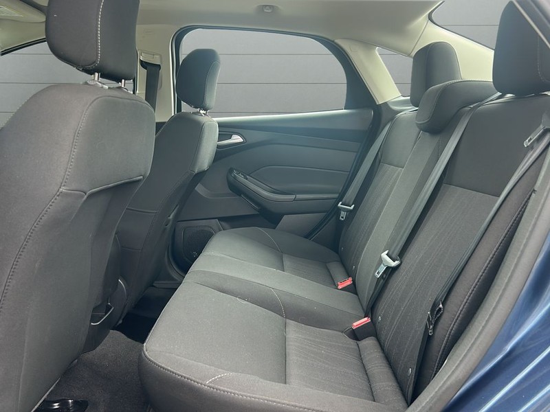 Ford Focus Sedan Vehicle Full-screen Gallery Image 11