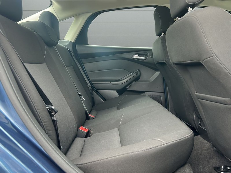 Ford Focus Sedan Vehicle Full-screen Gallery Image 12