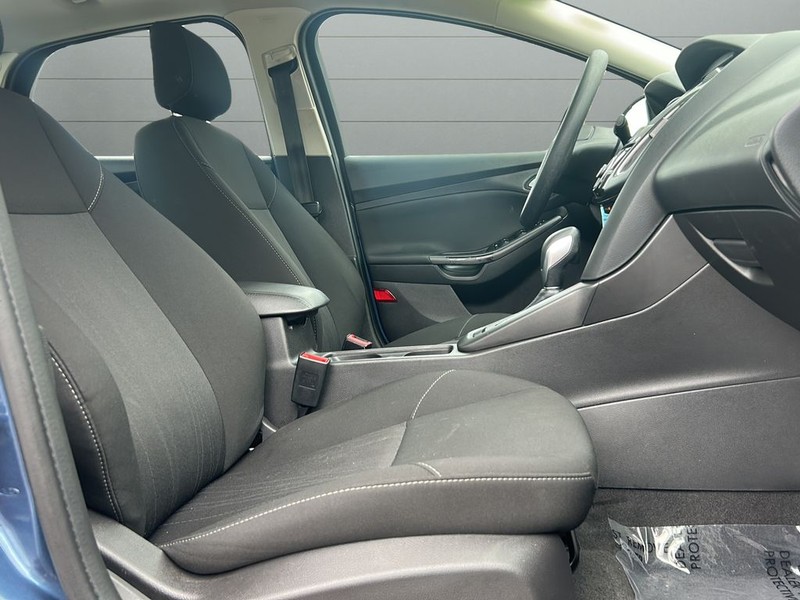 Ford Focus Sedan Vehicle Full-screen Gallery Image 13