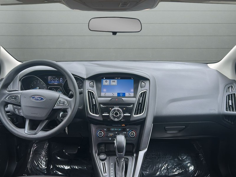 Ford Focus Sedan Vehicle Full-screen Gallery Image 14