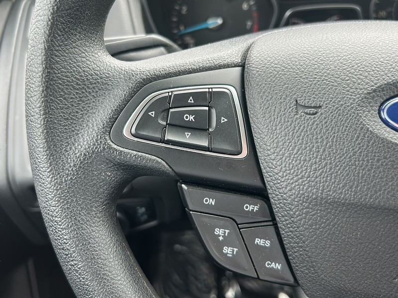 Ford Focus Sedan Vehicle Full-screen Gallery Image 15