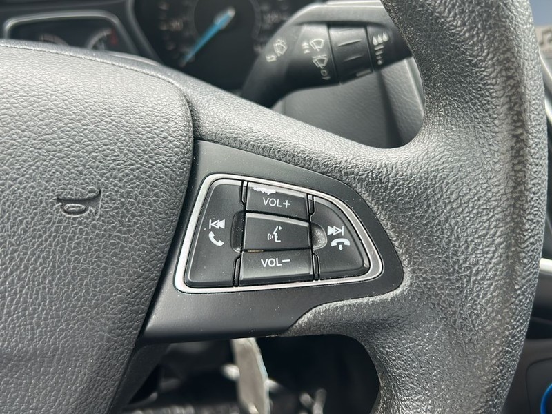 Ford Focus Sedan Vehicle Full-screen Gallery Image 16