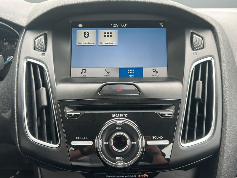 Ford Focus Sedan Vehicle Full-screen Gallery Image 18