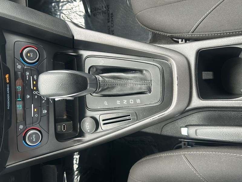 Ford Focus Sedan Vehicle Full-screen Gallery Image 19