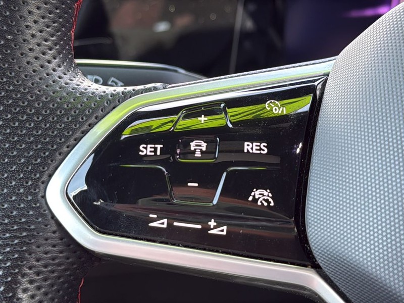 Volkswagen Golf GTI Vehicle Full-screen Gallery Image 9