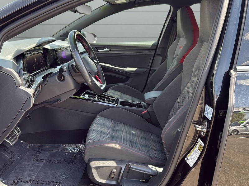 Volkswagen Golf GTI Vehicle Full-screen Gallery Image 10