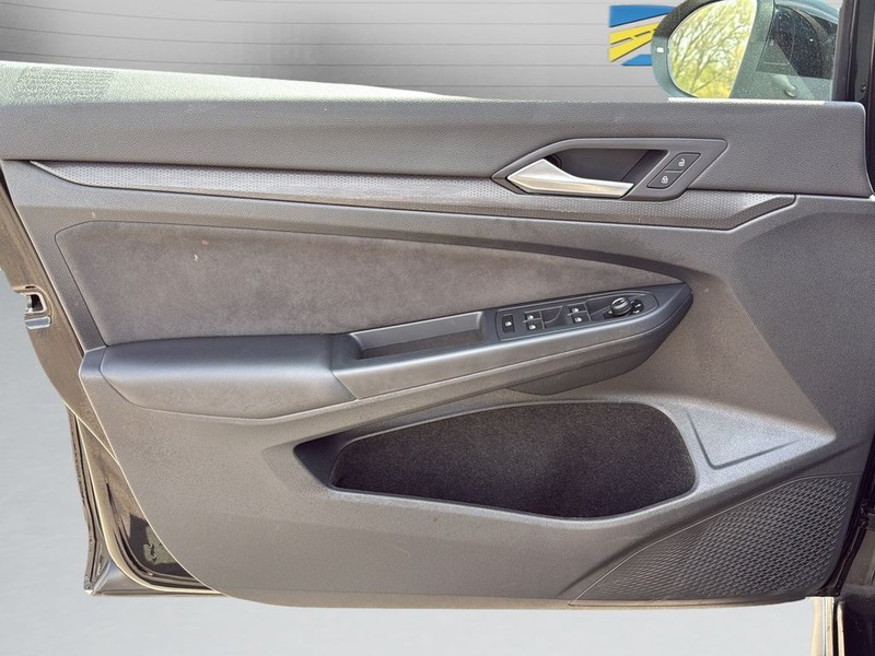Volkswagen Golf GTI Vehicle Full-screen Gallery Image 11