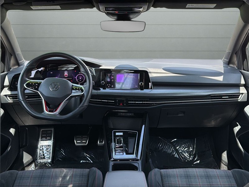 Volkswagen Golf GTI Vehicle Full-screen Gallery Image 12