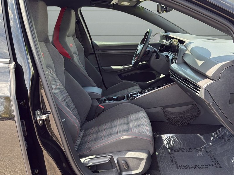 Volkswagen Golf GTI Vehicle Full-screen Gallery Image 15