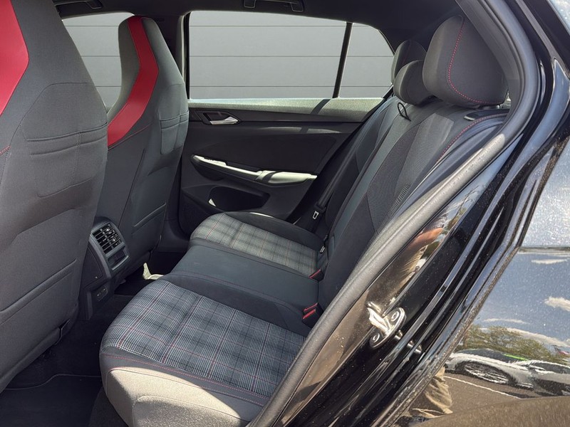 Volkswagen Golf GTI Vehicle Full-screen Gallery Image 16