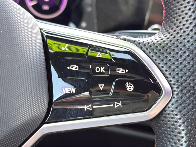 Volkswagen Golf GTI Vehicle Full-screen Gallery Image 18