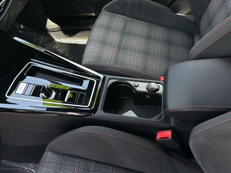 Volkswagen Golf GTI Vehicle Full-screen Gallery Image 19