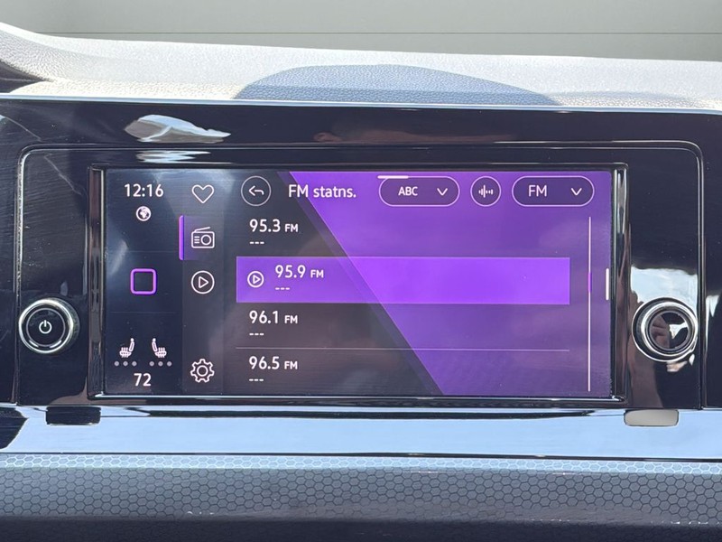 Volkswagen Golf GTI Vehicle Full-screen Gallery Image 21