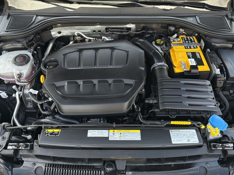 Volkswagen Golf GTI Vehicle Full-screen Gallery Image 27